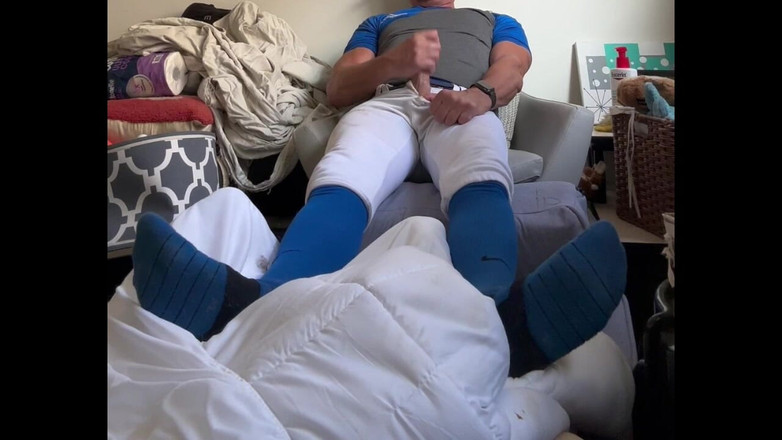 JockDad87: Pemain bisbol alfa Jockdad87 menyemprotkan jock-nya ke dalam perlengkapan birunya.