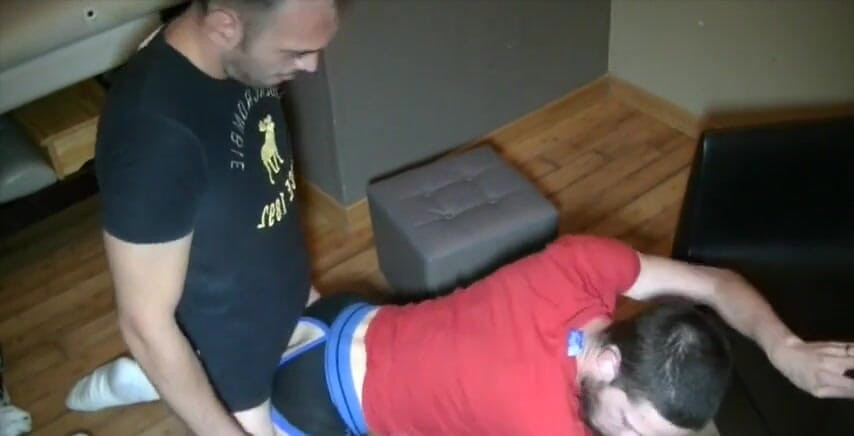Crunch French bareback porn: Toto je Kylian dobrý bithc, s mým bisexuální kamarádem, šukáme ho...