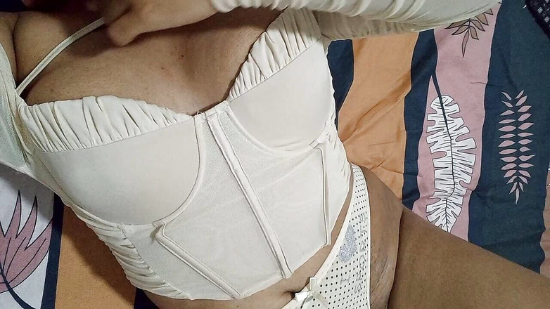 PATY PATY: Mama vitregă curvă și iubita de sex prezintă un debut cel...