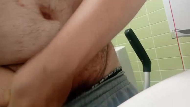 Big Pisser: Zakar Smegma Superchub kencing di tandas awam.