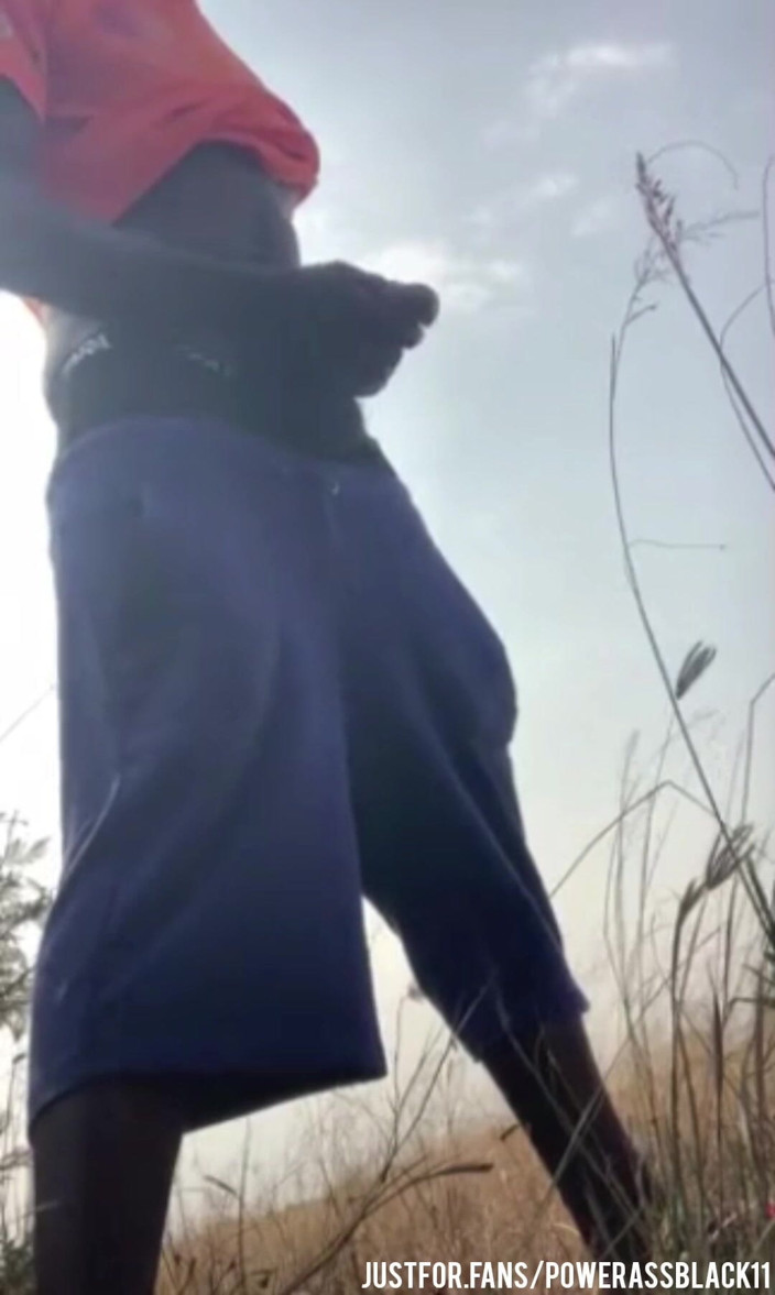 WildFreakBottom: Intenzivně masturbuje sám v křoví