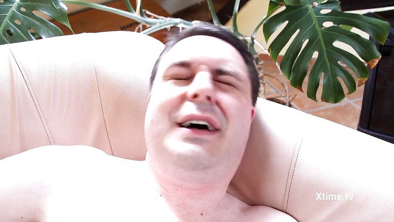 Andrea Dipre Channel: Andrea Dipre se diverte com uma jovem loira de quatro...