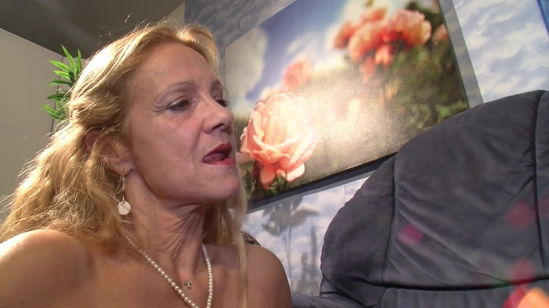Emma Gold: Threesome with 2 old hot chicks