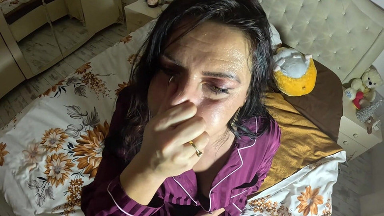 MilfyCalla: 穿着缎面睡衣的呼吸 - 浮肿的脸颊，红脸和激烈的斗争