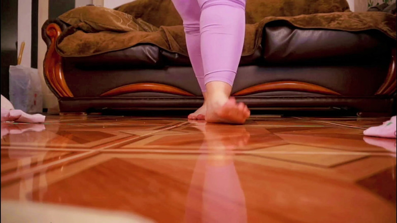 AssGives: The Giant Crushes You with Her Feet