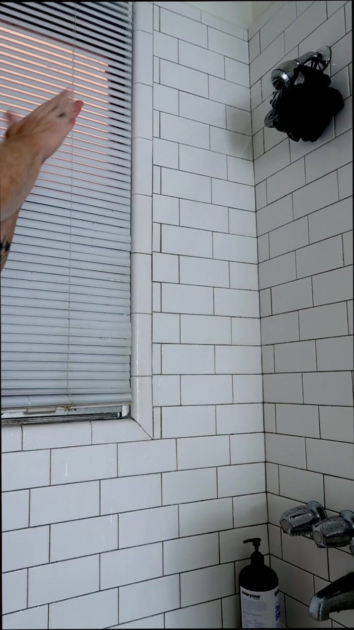 Stevie Trixx: Muscle Ftm Sudt Auf Und Masturbiert in Der Dusche