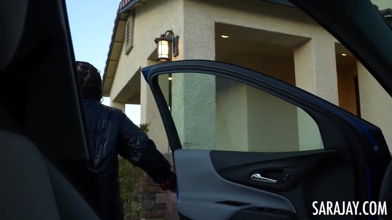 Sara Jay: Sara Jay agățată la marginea drumului