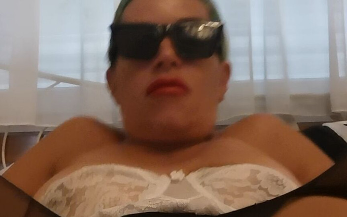 Wetwhore: Video tayangan dildo