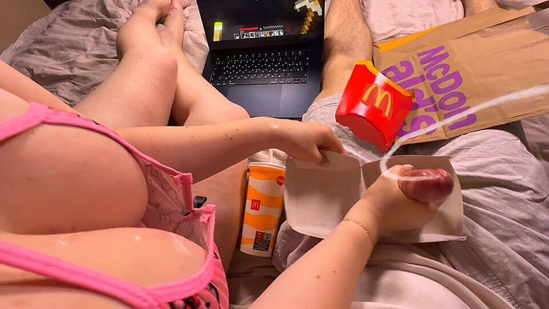 Marshmallow Sweet: Сюрприз у бургерному боксі Mcdonald's. Плювати на цицьки під час дрочки