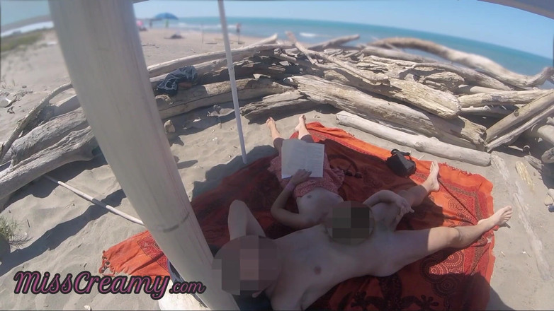Miss Creamy: 在加那利海滩上冒险打手枪被抓到正在读书 - misscreamy