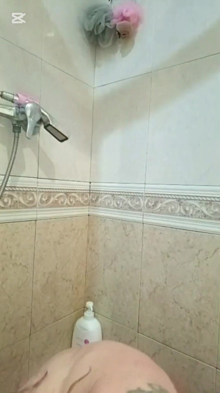 Laura sexywomen: 하얀 큰 엉덩이에 가슴이 큰 샤워 중 딜도 XXL