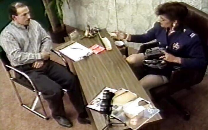 Vintage Life: Policial martelada na mesa em seu escritório