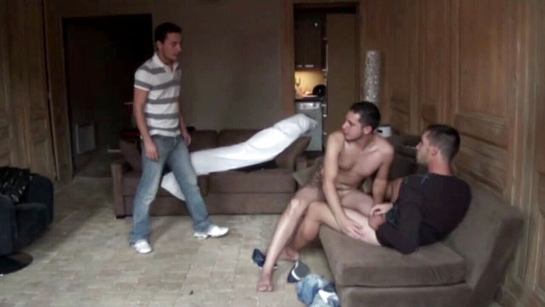 Gaybareback: Gang bang surprise, 2 tops para uma parte inferior