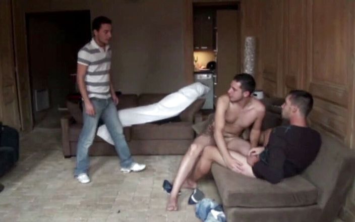 Gaybareback: Surpriză cu sex în grup, 2 vârfuri pentru un fund