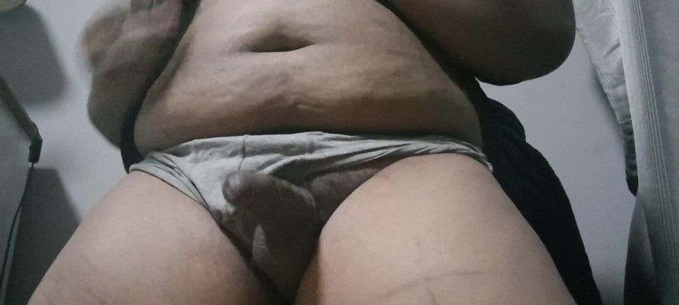 Eleasihle Esma: Sexy super grossa transsexual assiste acariciando seu gato de figo