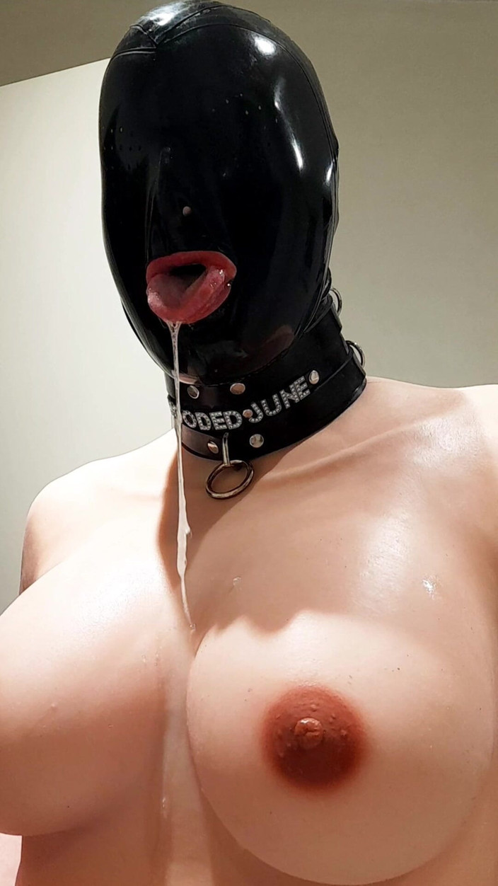 Hooded June: S kapucí June Sissy CD Nedbalé dildo kouření slintající dávení
