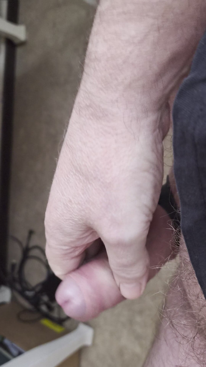 Pellefnatt: 友人は椅子に座り、Vidioを見ながら自分のペニスを手で動かし、オーガズムに達するまで見ていました