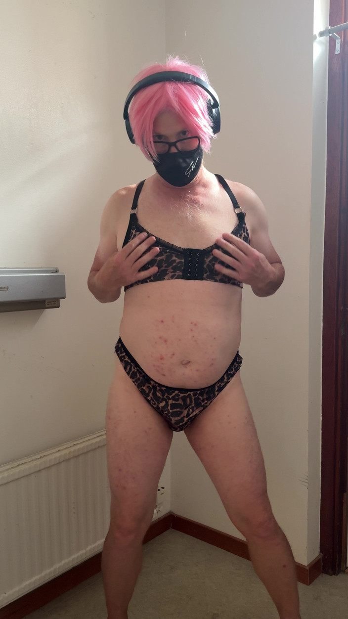 Julia Trans: Повія в рожевому грає і мастурбує, поки не кінчить