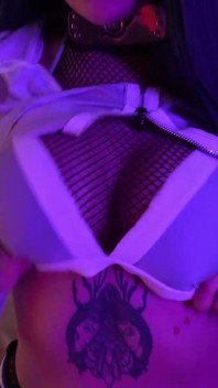 Ragazza Otaku in Cosplay di Hinata viene scopata finché non ha finito