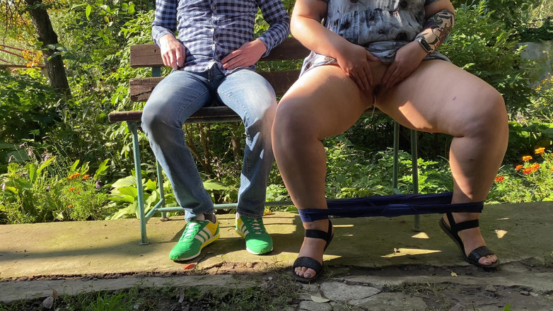 OurFetishLife: Deslumbrante sogra mijando com pernas abertas ao ar livre