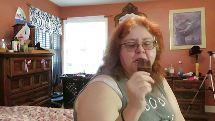 BBW nurse Vicki adventures with friends: Bbw sestřička Vicki si užívá čokoládovou vanilkovou zmrzlinu