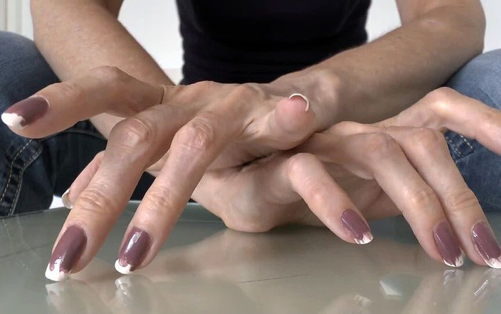 Lady Victoria Valente: ガラス板の爪叩き