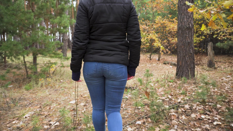 Teasecombo 4K: Amatérská teenagerka v blue džínách škádlí její těsný zadek v lese