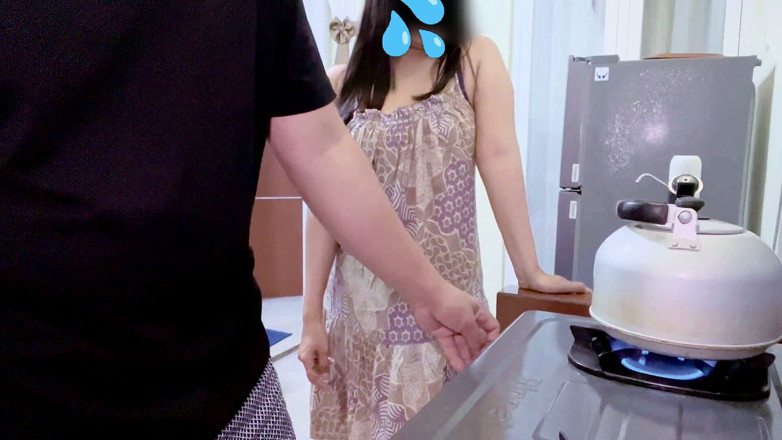 Bintang hyper: Boarding House Woman Approaches Boarding House Residents in the Kitchen