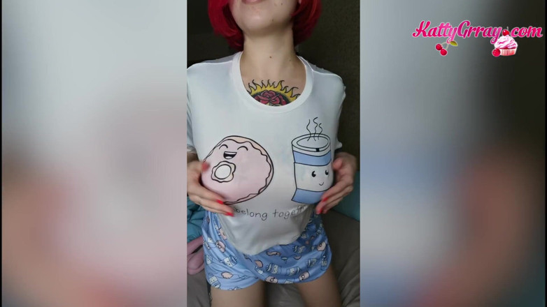 Katty Grray: Сучка с рыжими волосами с батплагом в заднице играет с ее тугой киской