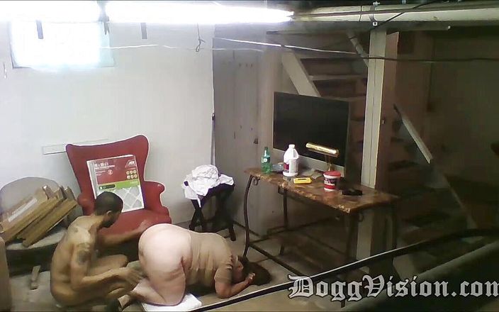 DoggVision: Adoração anal na buceta da empregada do hotel