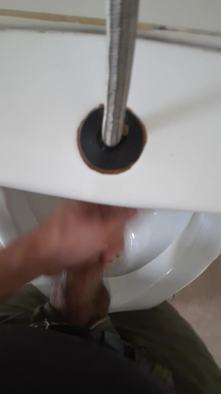 littlelatinhunter: Mi masturbo in un bagno pubblico, sborro e ingoio il...