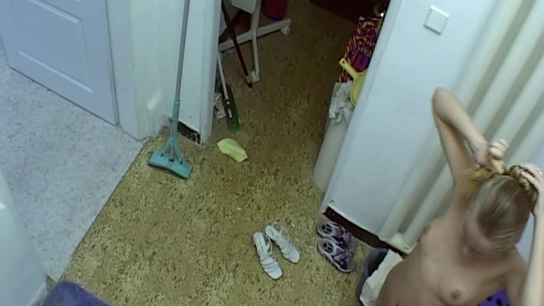 THAGSON 18+: Rubia y morena se desnudan para jugar en la ducha