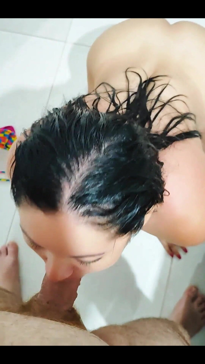 Milla Santiago: メイドの継娘に朝のミルクを飲ませるのを手伝っている