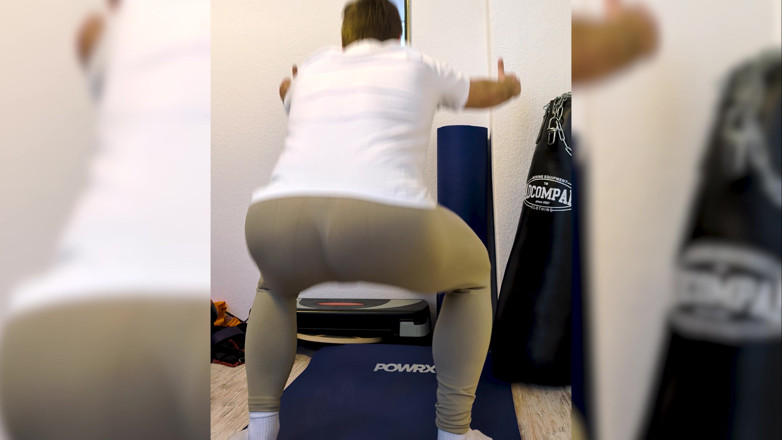 Alex Butt: 쪼이는 레깅스를 입고 운동하고 사정