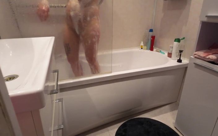 Emma_Alex: Je regarde ma demi-sœur dans la salle de bain. Quels...