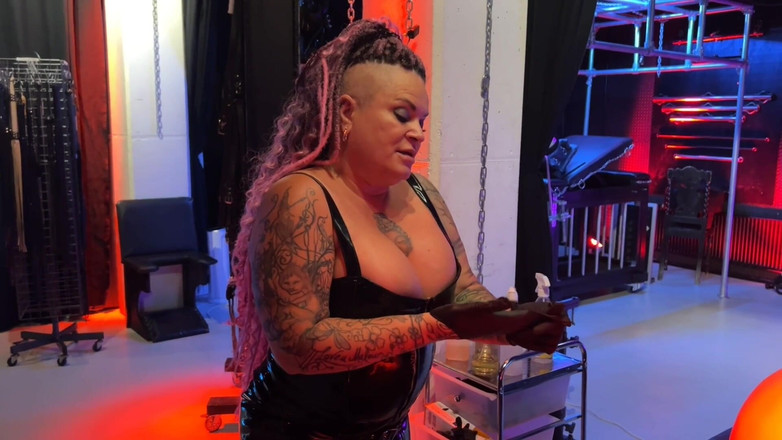 Domina Dark: Futându-l în cur cu vibratorul legat pe Băiatul Bobble