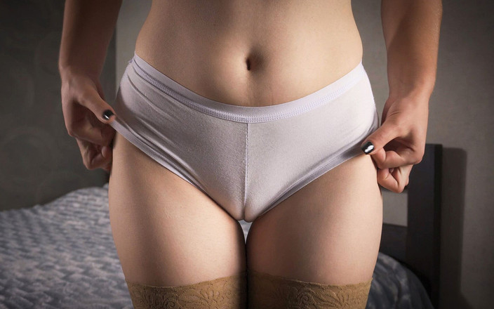 Teasecombo 4K: MILF i nakna strumpbyxor retar vit trosa kameltöjen och lårgap...