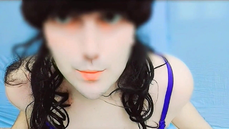 Kitty_Cross: 甜美的女友在公园里用复古相机摆姿势