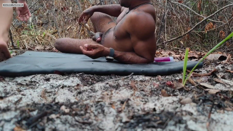 Eliane Furacao: Hàng xóm dâm đãng được nhìn thấy làm tình trong rừng với...