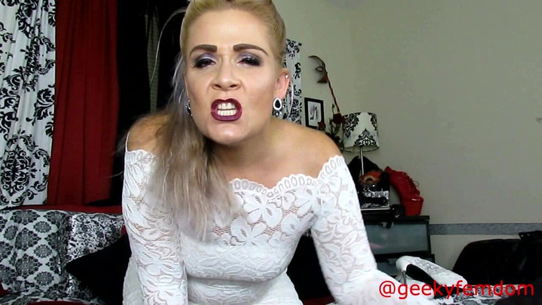 Geeky Femdom: Bloccato a casa con la mamma 2