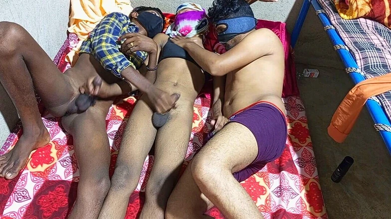 Indian Hijraji: Trio indien trans - la plus vieille maison, deux garçons et...