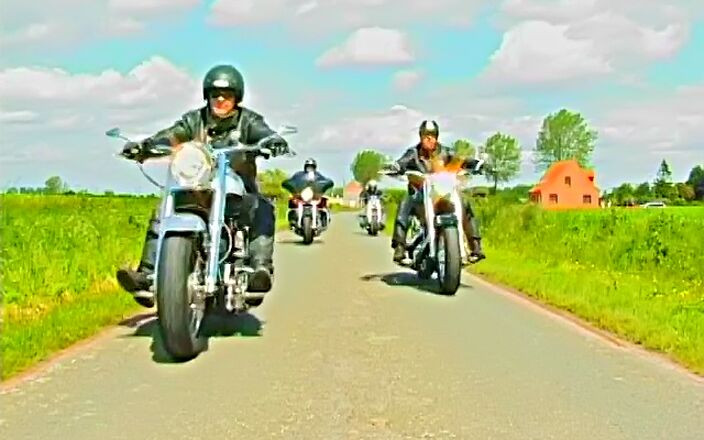 Asian Club: バイカーズギャングのボスは、斜めの目と大きなメロンを持つエキゾチックなダンサーを招待し、そのうちのカップルにリードを与えます