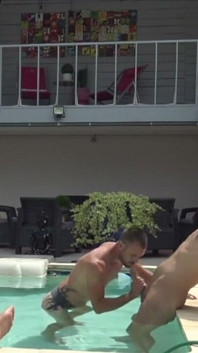 Fransız sürtük badboy tarafından prezervatifsiz sikiliyor