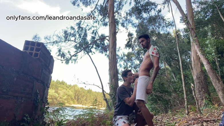 Leandro e Asafe: 숲에서 찾은 낯선 이에게 주는 것