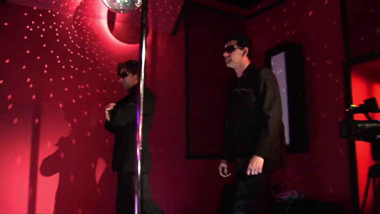 Threesome 4ever: Double penetration in a red light club