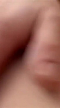 Milfka nad 60 kouří nezkušeného mladého muže, který si to užívá