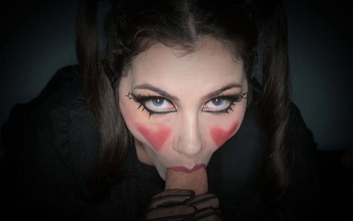 Valentina Nappi: เตรียมตัวให้พร้อมสําหรับฮาโลวีนกับคอสเพลย์อีโมสีเข้มใหม่ของฉันเพื่อดูว่าฉันร่านแค่ไหน