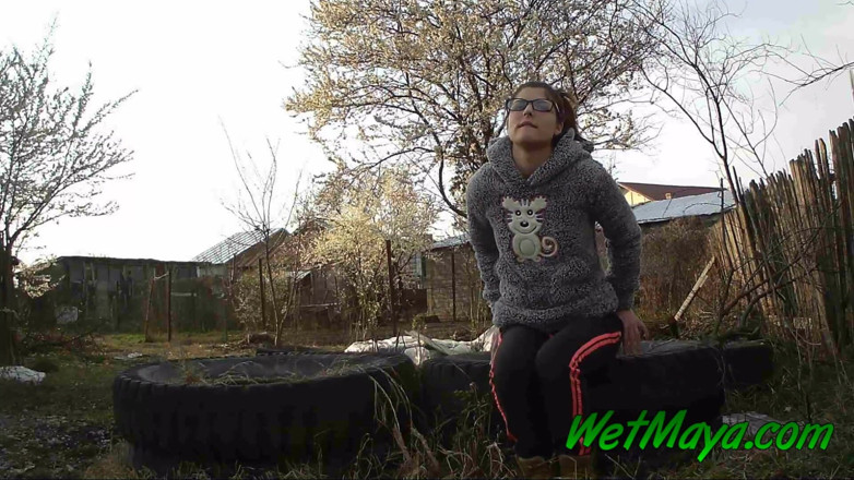 Wet Maya: Mijando em alguns pneus velhos no quintal