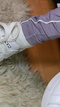 Leggings de lavanda, calcetines blancos gastados y zapatillas de deporte - provocación de pies y juego de zapatos