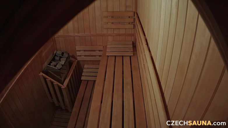 Czech Sauna: Česká sauna 42: Tři nadržené ženy znovu kapají mokré